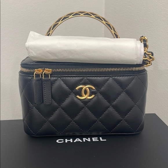 Chanel clutch on chain 23A - Picture 1 of 10